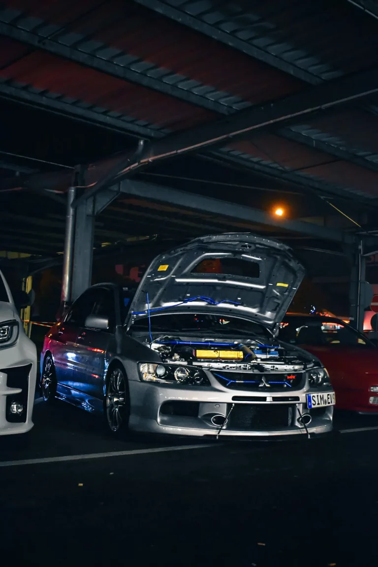 Ein Mitsubishi Lancer Evo bei den Speeddemons Treff an der Metro in Koblenz bei Nacht. Bild bei Tobias Adrian Küpper La Torre - pandalor