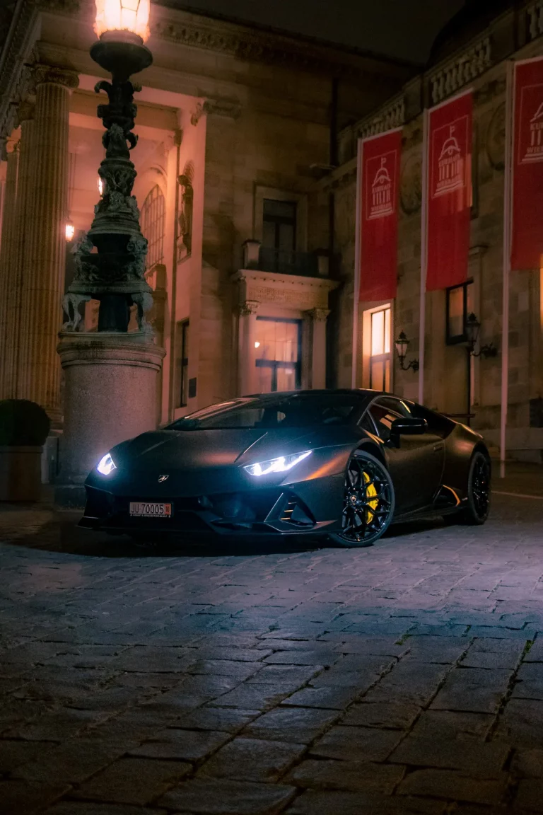 Lamborghini Adventator vor dem Casino in Wiesbaden bei nacht. Foto bei Tobias Adrian Küpper La Torre - pandalor