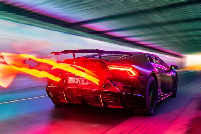 Ein Bild eines Lamborghinis Huracans der durch ein bunter Tunnel rasst. Bild by @pandalor (Tobias Küpper)