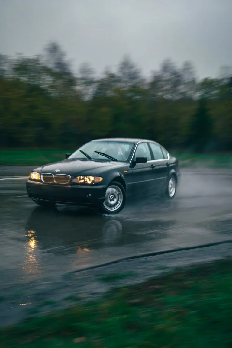 Ein driftender schwarzer BMW e46 bei nassem Wetter. Foto von Tobias Küpper - pandalor