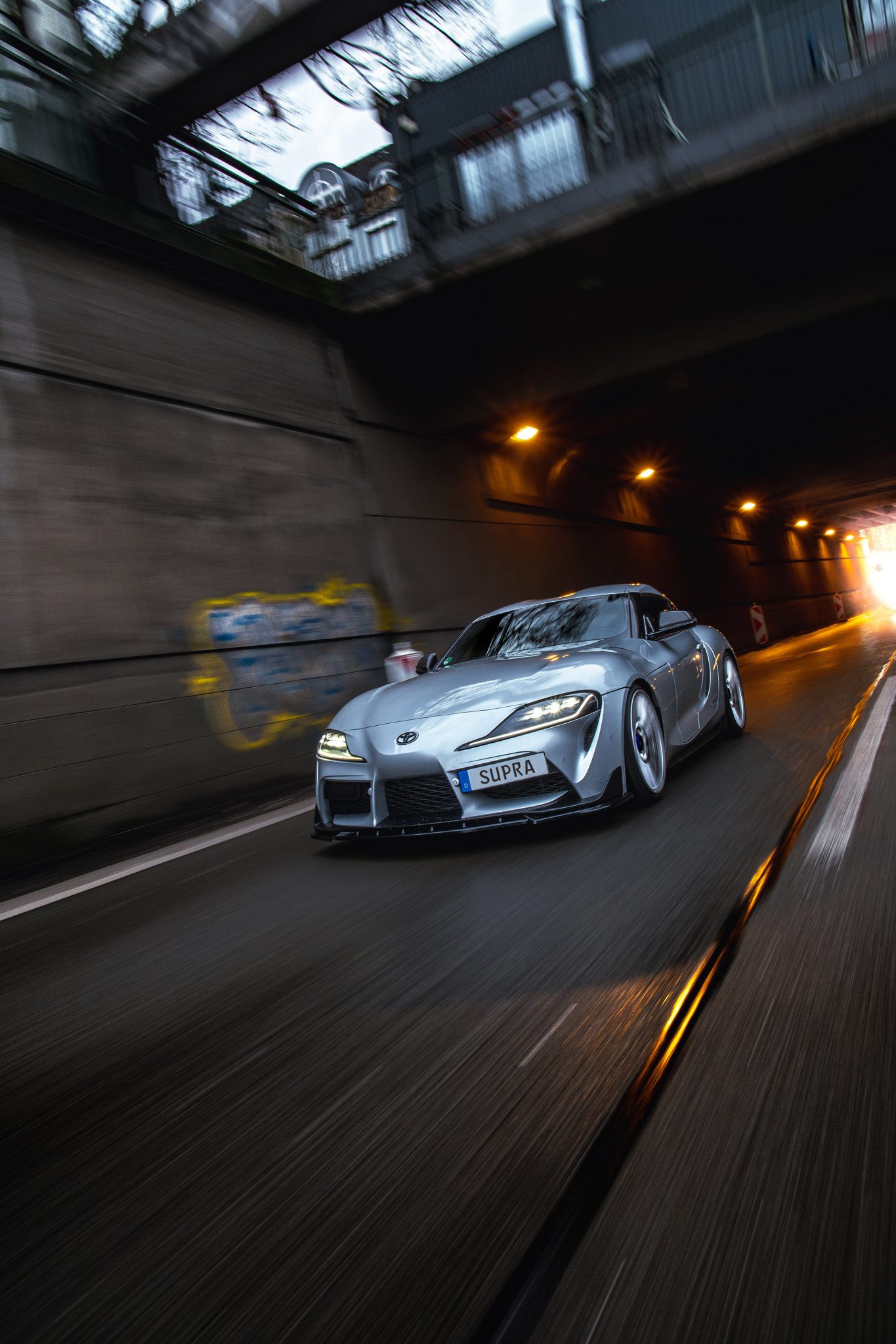 Ein Supra GR Mk5 bem ausfahren eines Tunnels in volle bewegung. Foto von Tobias Adrian Küpper La Torre - pandalor