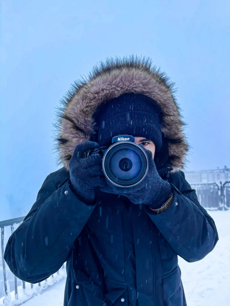 Tobias Küpper mit der Nikon P1000 Kamera auf den Alpen